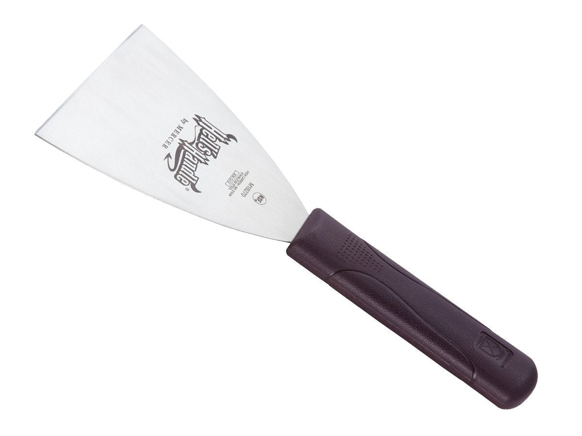 Mercer Hell's Handle en uso limpiando parrilla con agarre antideslizante