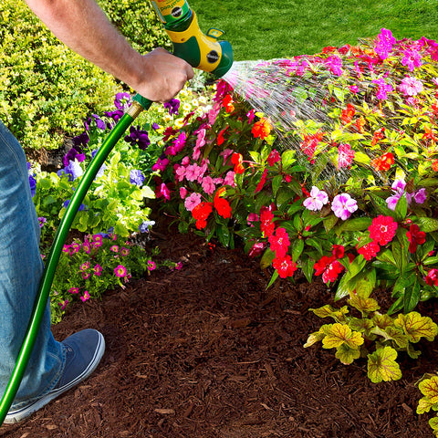 Miracle-Gro alimentador de jardín en uso aplicando fertilizante eficientemente