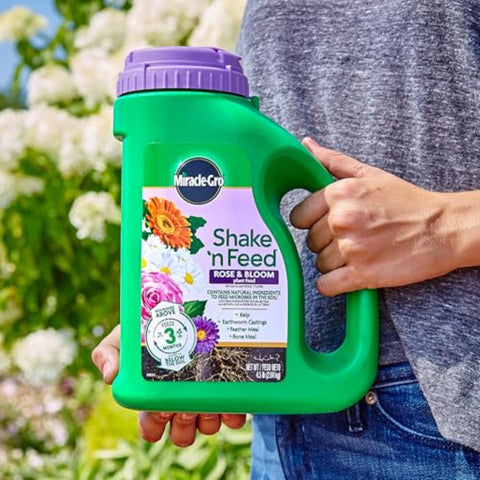 Miracle-Gro aplicación en maceta destacando facilidad y mejores flores