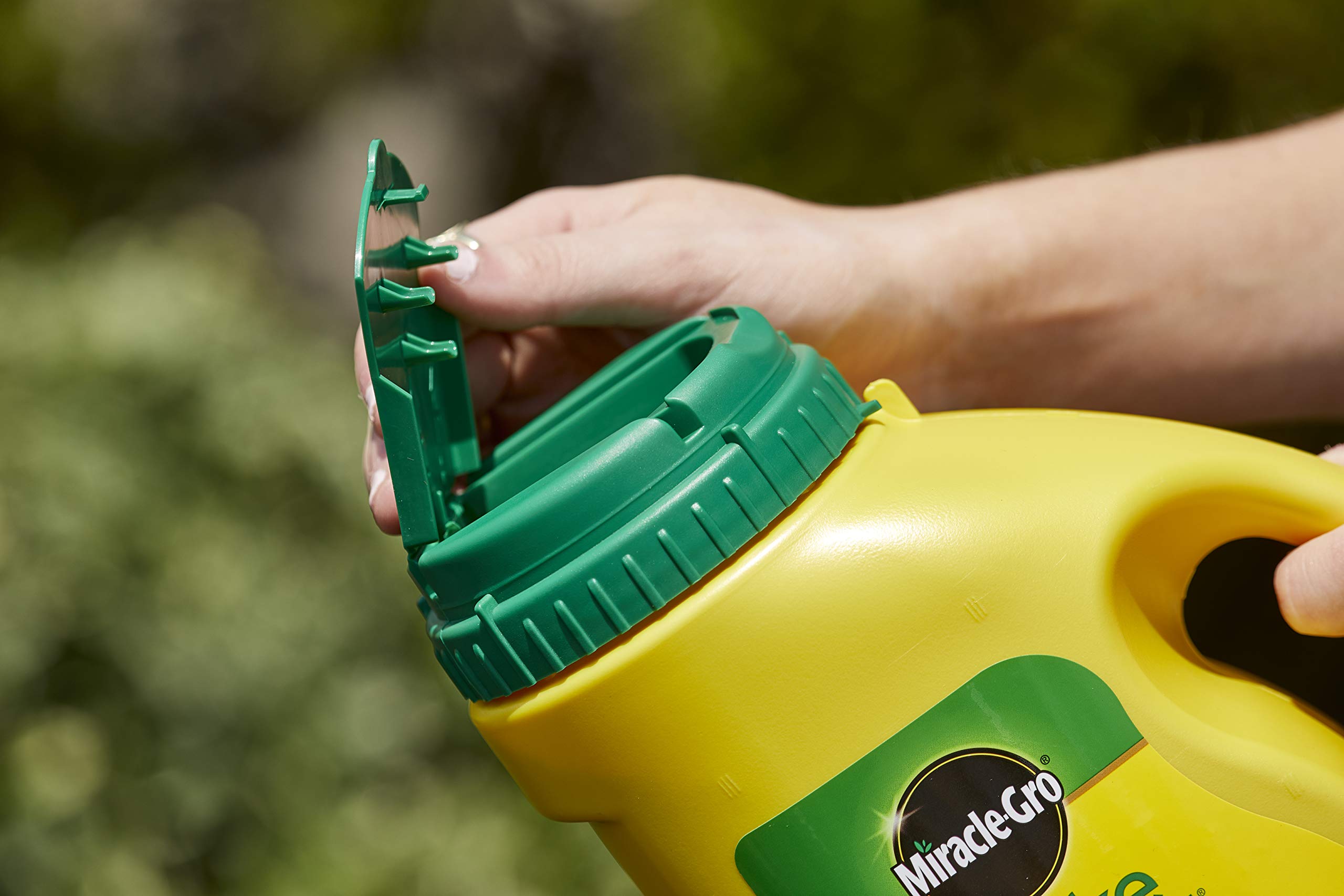 Miracle-Gro aplicación manual en parterre para control de malas hierbas y alimentación