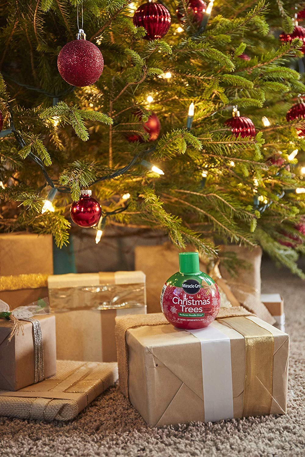 Miracle-Gro junto a un árbol decorado para prolongar aspecto fresco