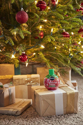 Miracle-Gro junto a un árbol decorado para prolongar aspecto fresco