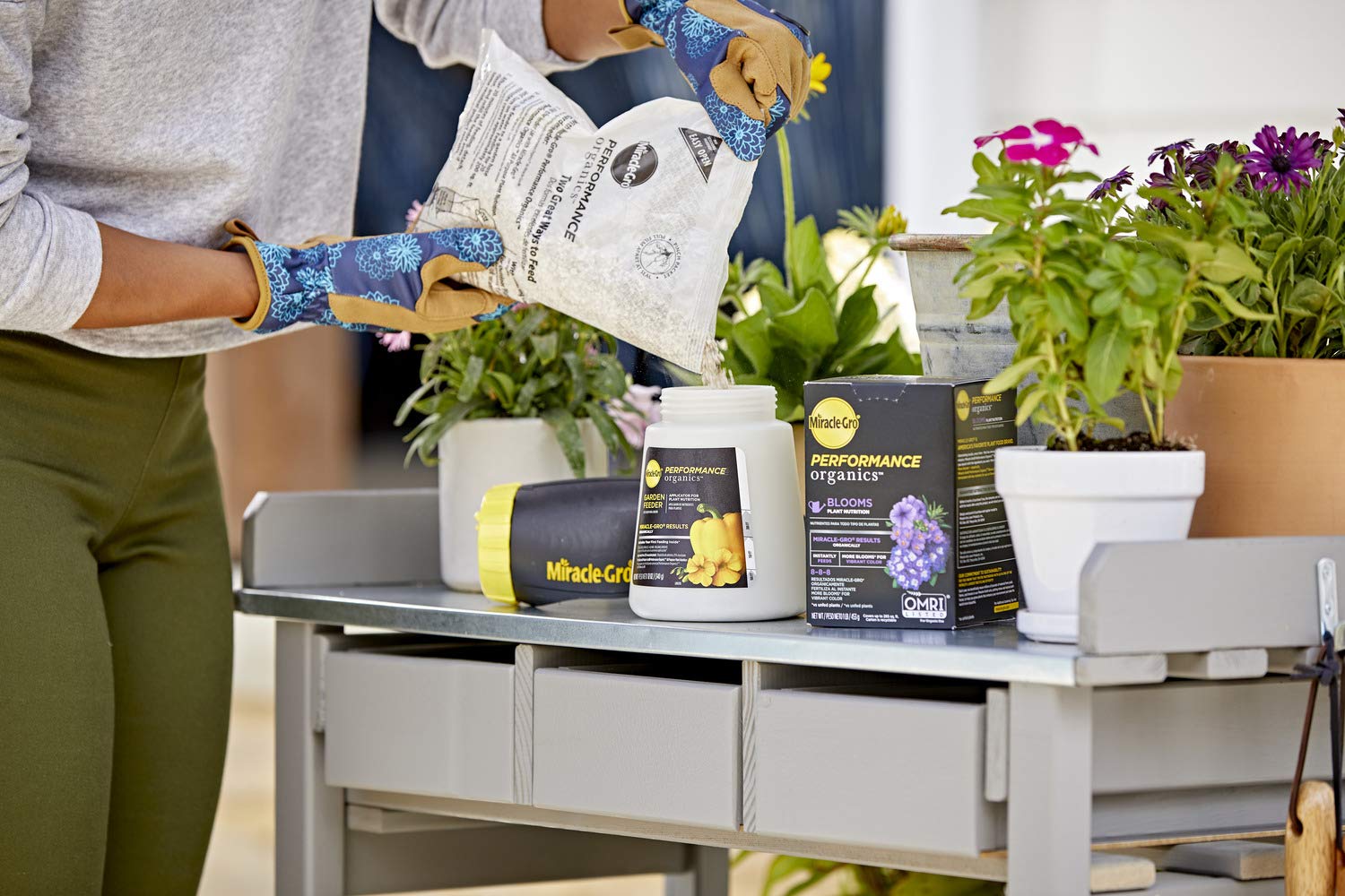 Miracle-Gro comparación de tamaño del envase y cobertura eficiente