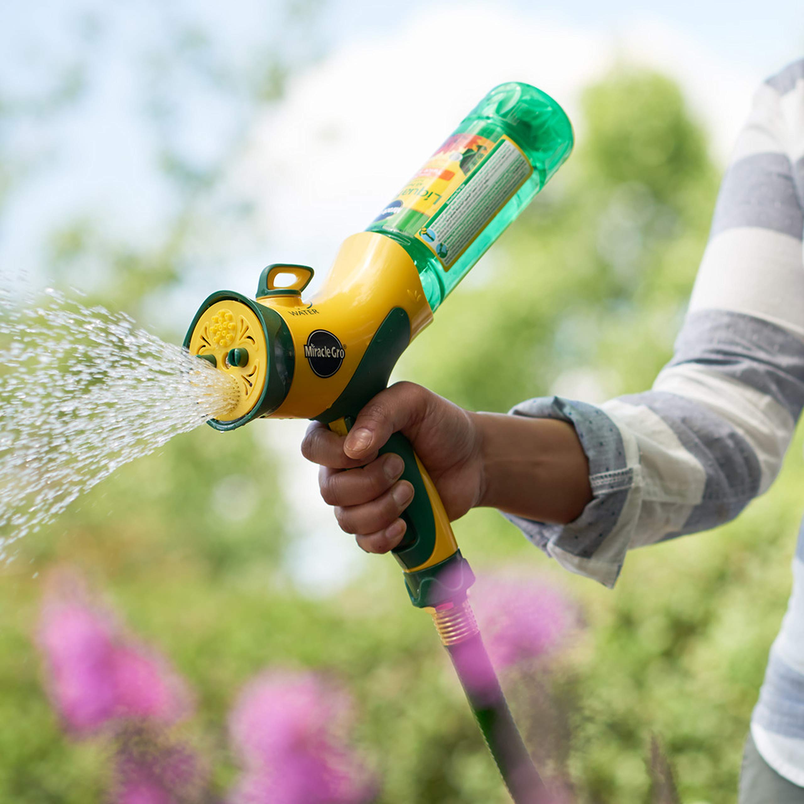 Miracle-Gro cuchara dosificadora vertiendo en regadera para mezcla controlada