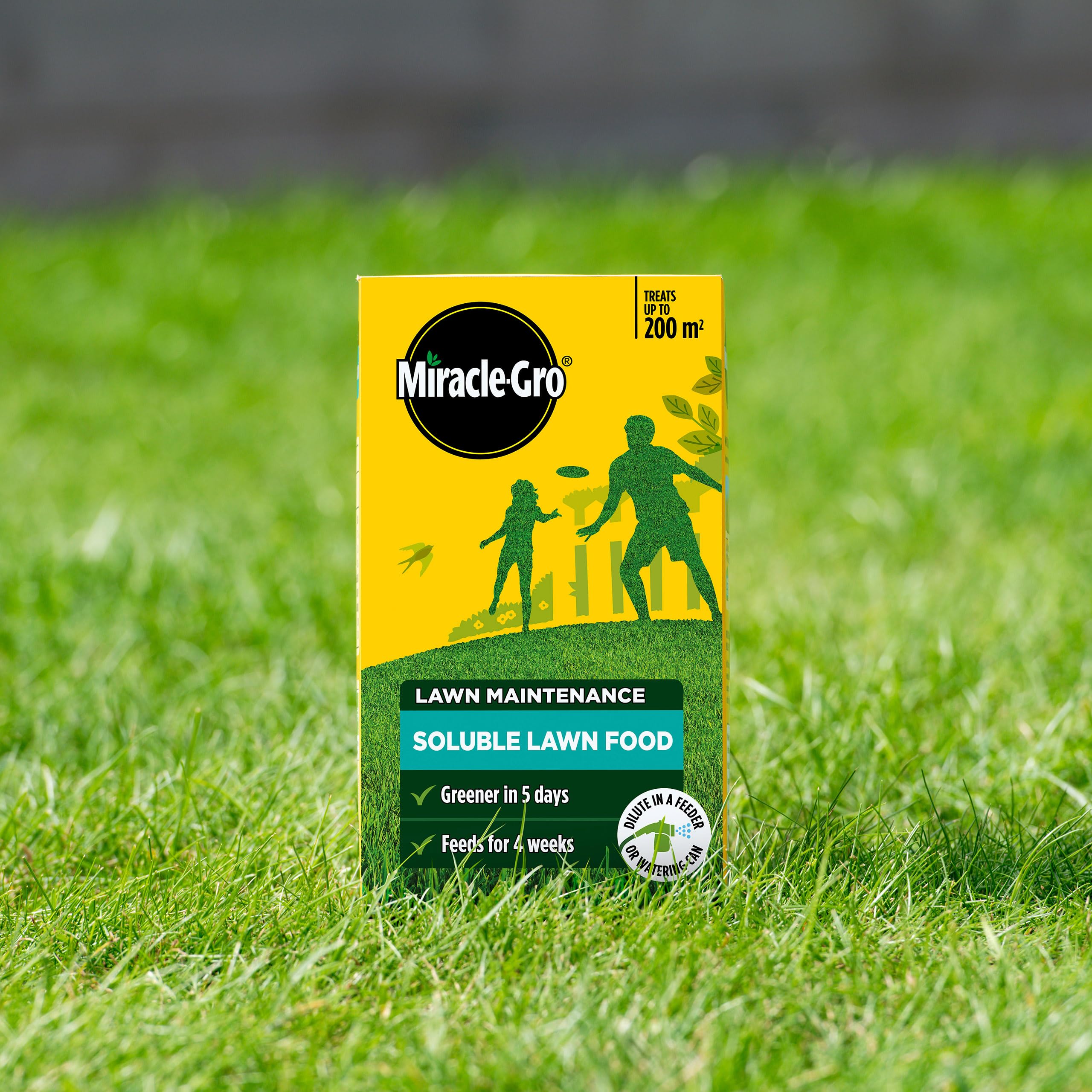 Miracle-Gro textura del polvo soluble demostrando disolución fácil