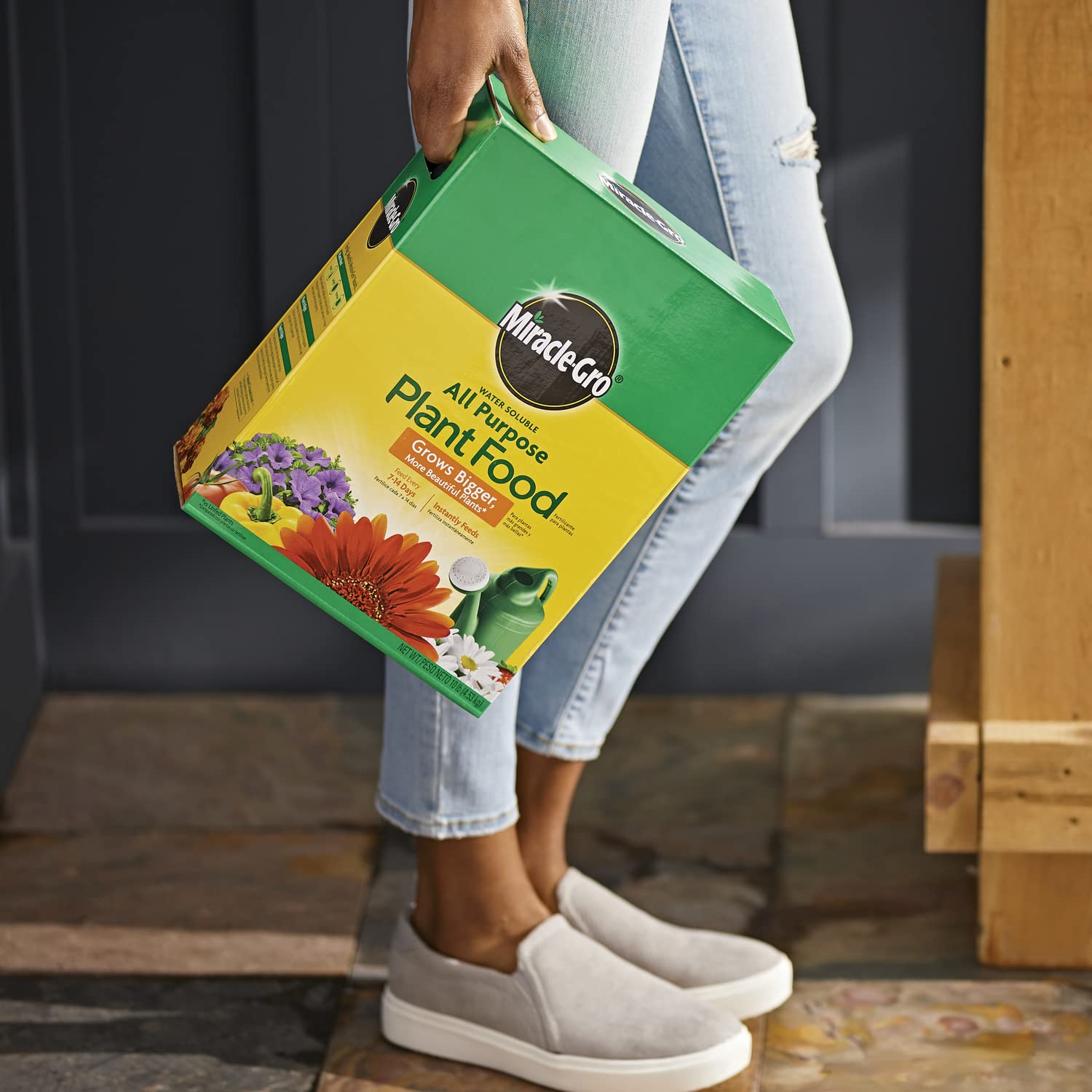 Miracle-Gro mezcla disolviéndose en regadera para alimentación instantánea