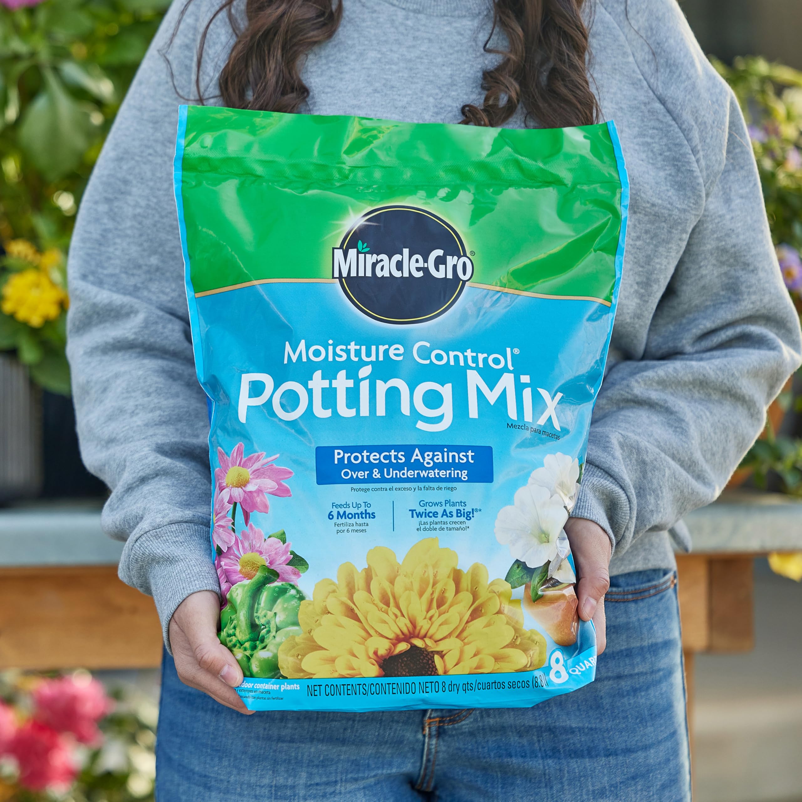 Miracle-Gro en maceta con flores para demostrar mayor crecimiento y floración abundante