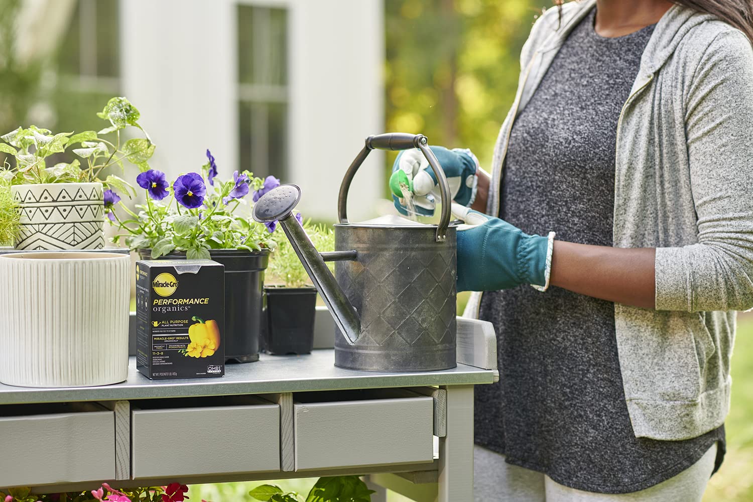 Miracle-Gro en macetas con verduras mostrando crecimiento saludable