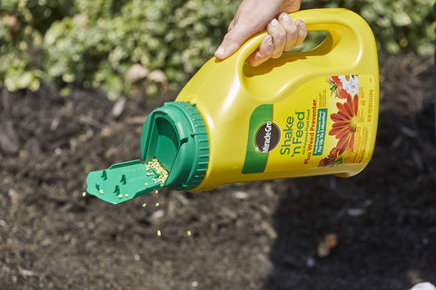 Miracle-Gro envase 4.5 lb junto a regla para comparar cobertura