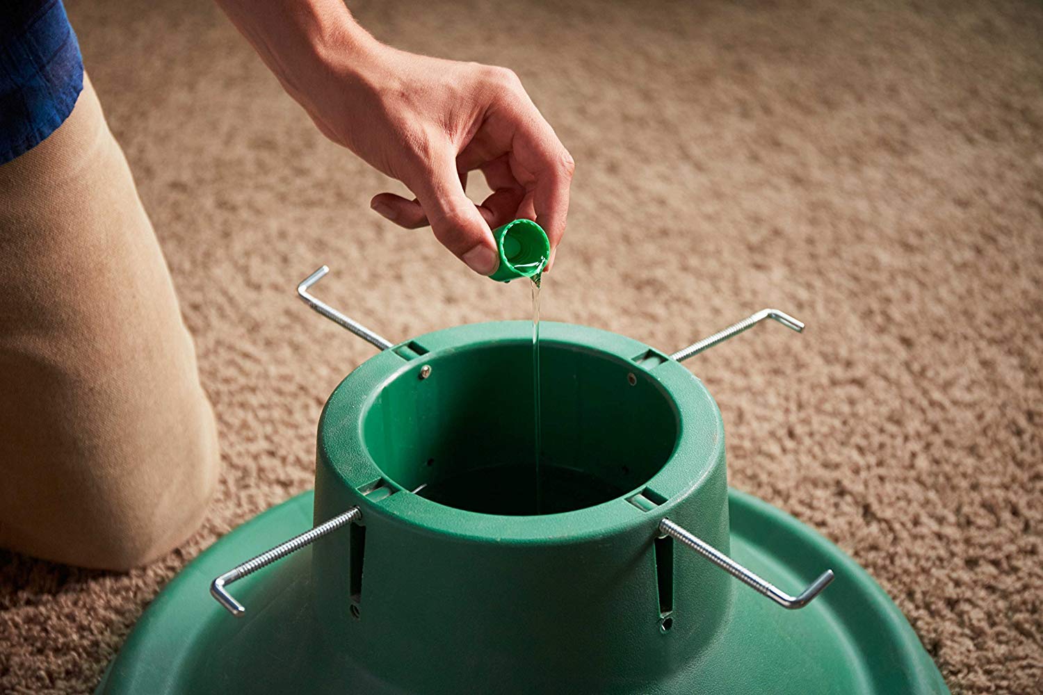 Miracle-Gro comparado con una mano para mostrar tamaño práctico