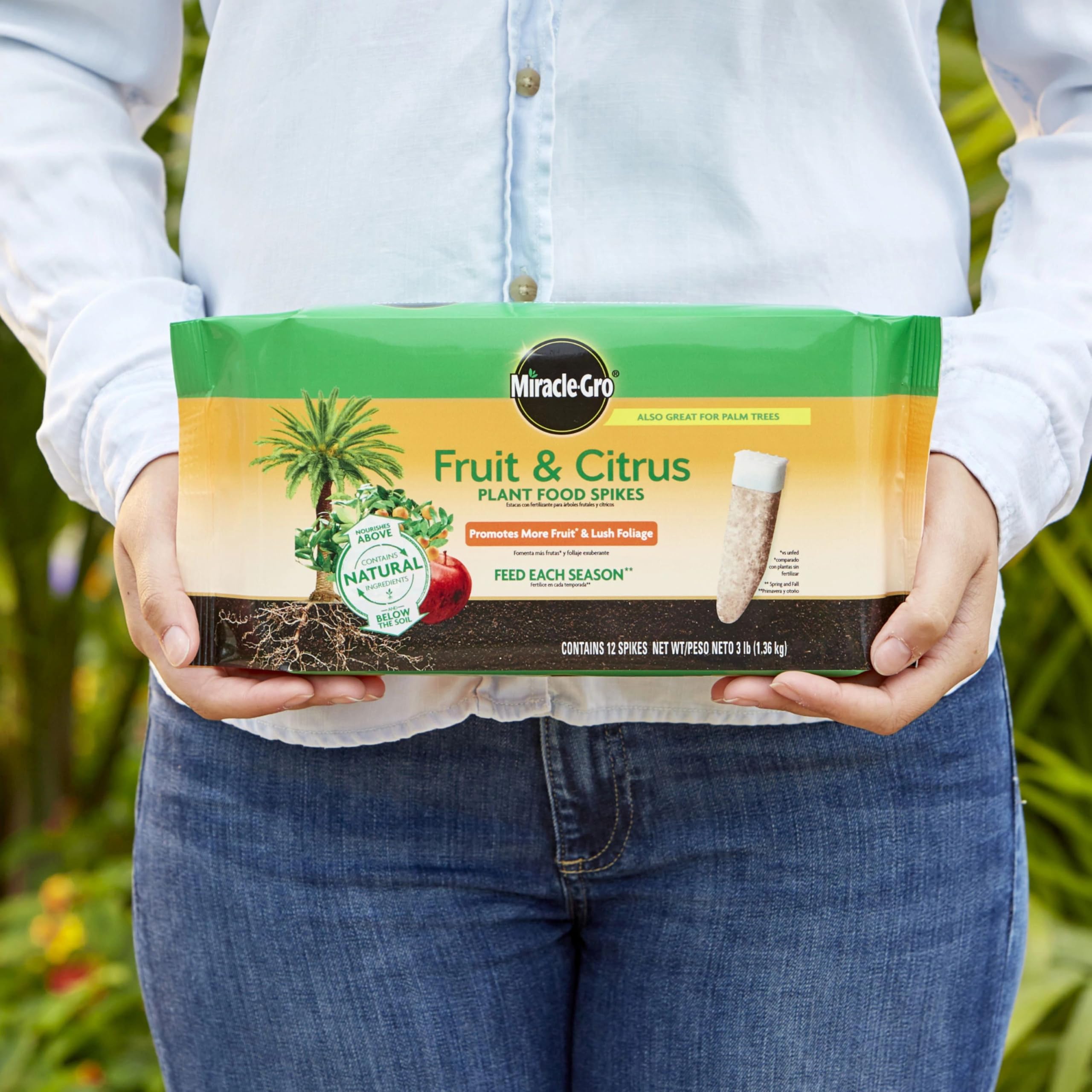 Miracle-Gro comparación de tamaño con una mano para ver escala y facilidad de uso