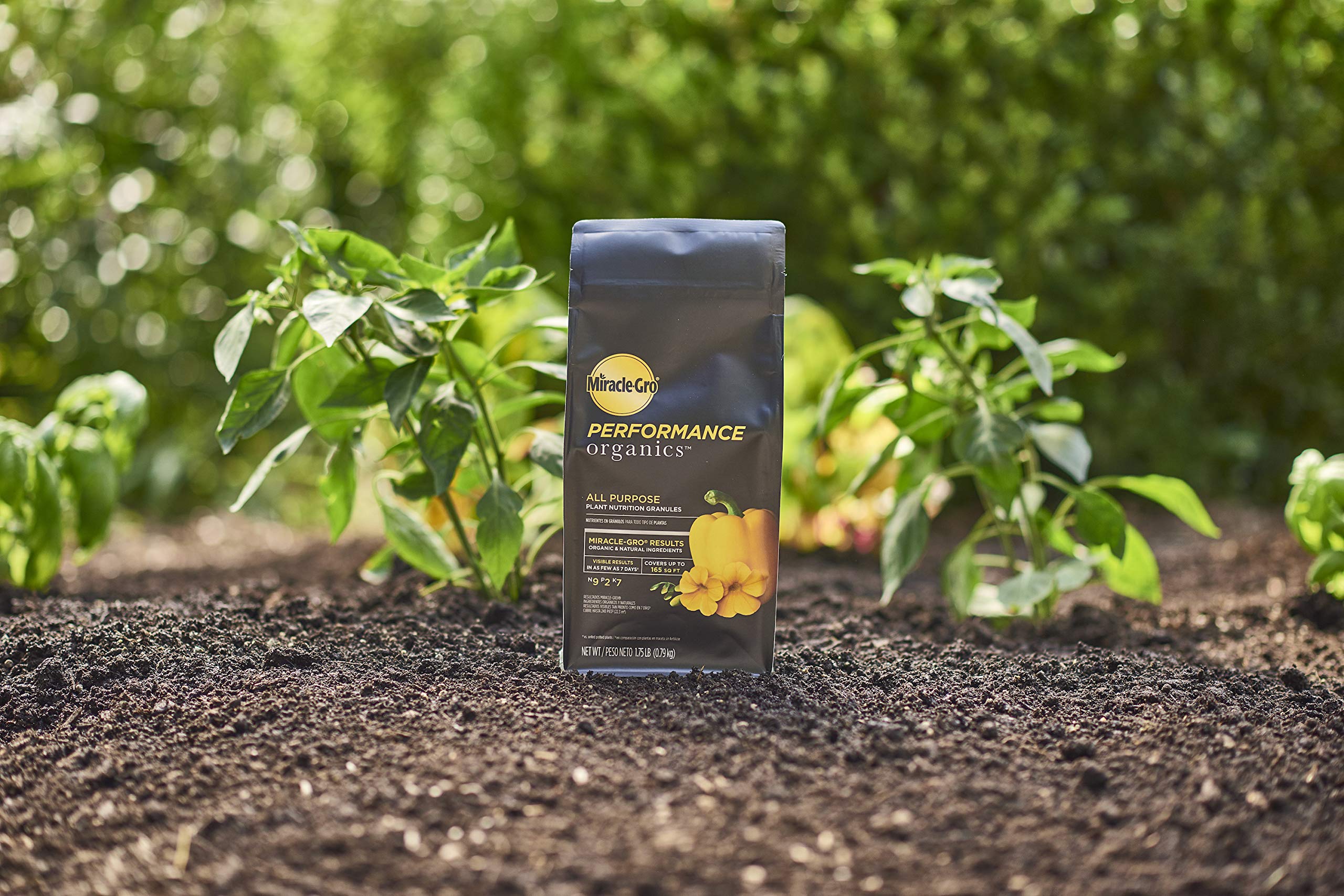 Miracle-Gro bolsa junto a hortalizas, ilustra beneficio en huertos caseros
