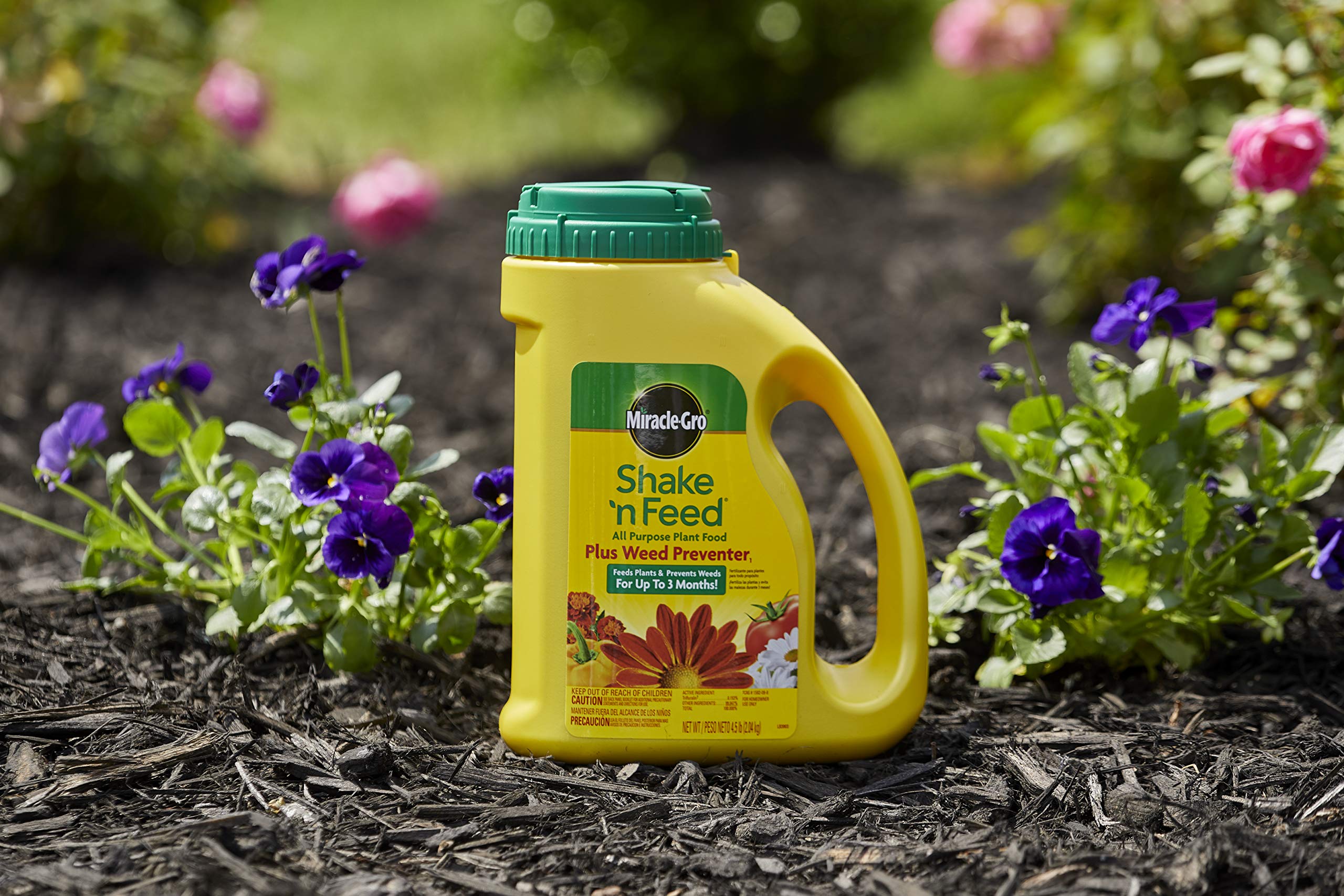 Miracle-Gro en jardín con verduras y flores demostrando plantas más sanas