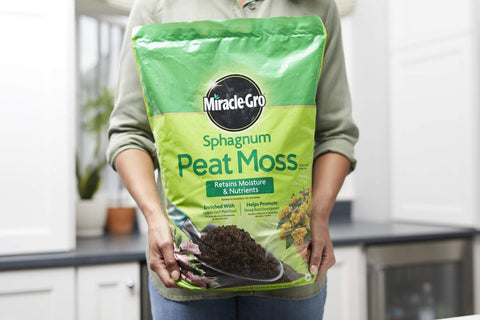 Miracle-Gro mezcla con tierra en maceta para mejorar drenaje y raíces