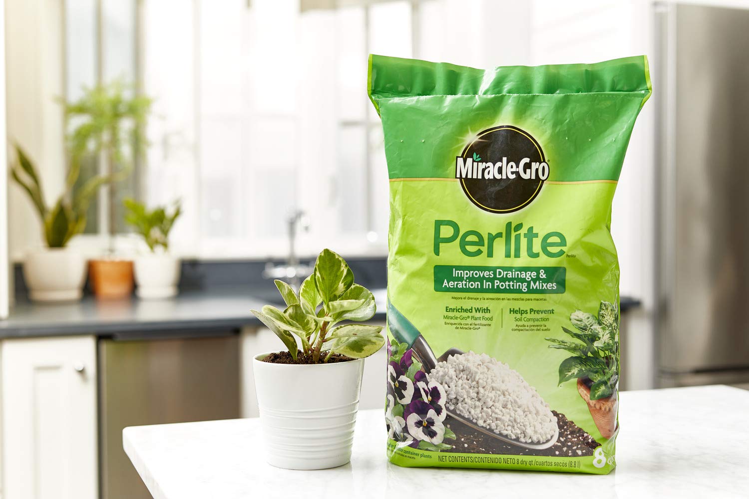 Miracle-Gro perlite mezclada en maceta mejorando drenaje