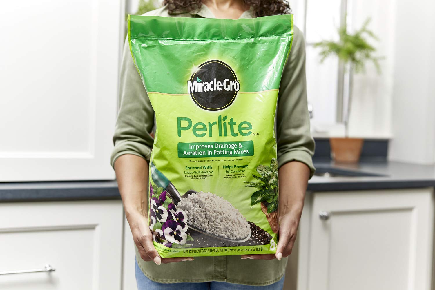 Miracle-Gro perlite en contenedor con esquejes facilitando enraizado