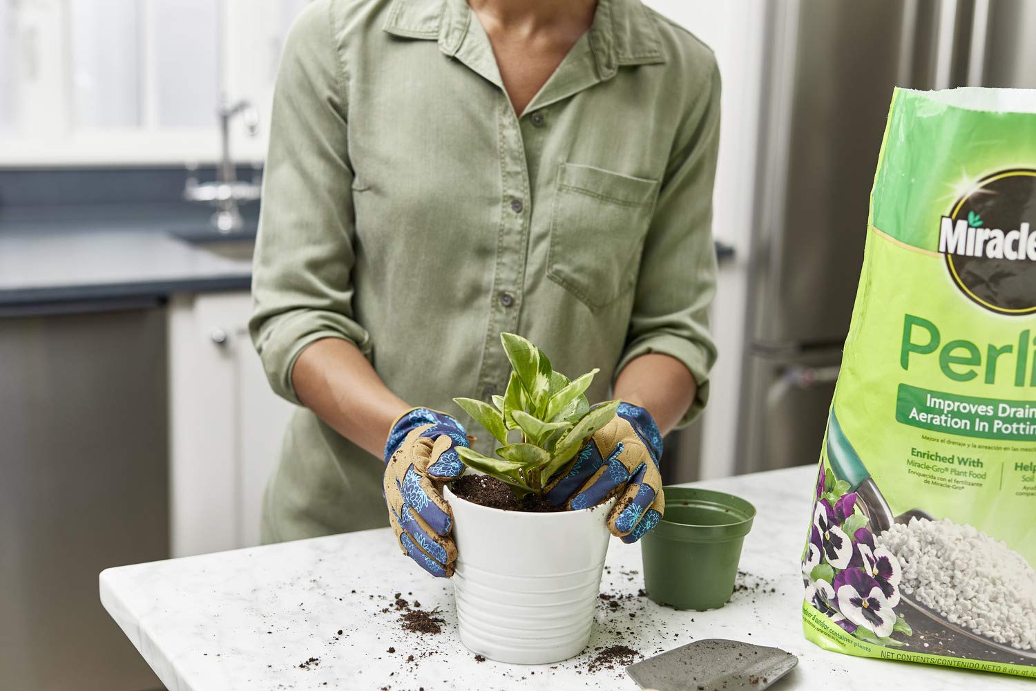 Miracle-Gro perlite mezclada con tierra para preparar sustrato óptimo