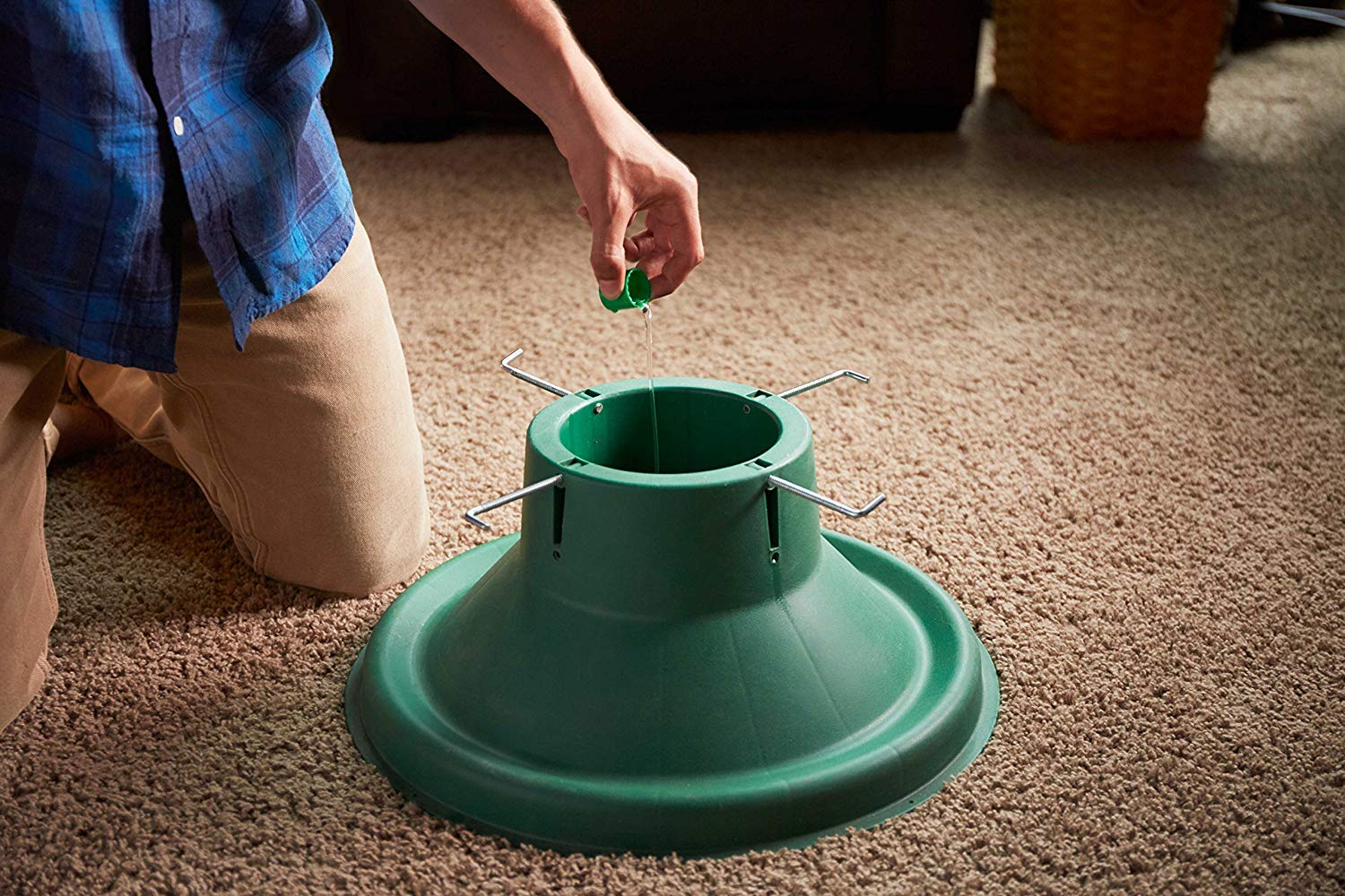 Miracle-Gro siendo añadido al agua del soporte para menor caída de agujas