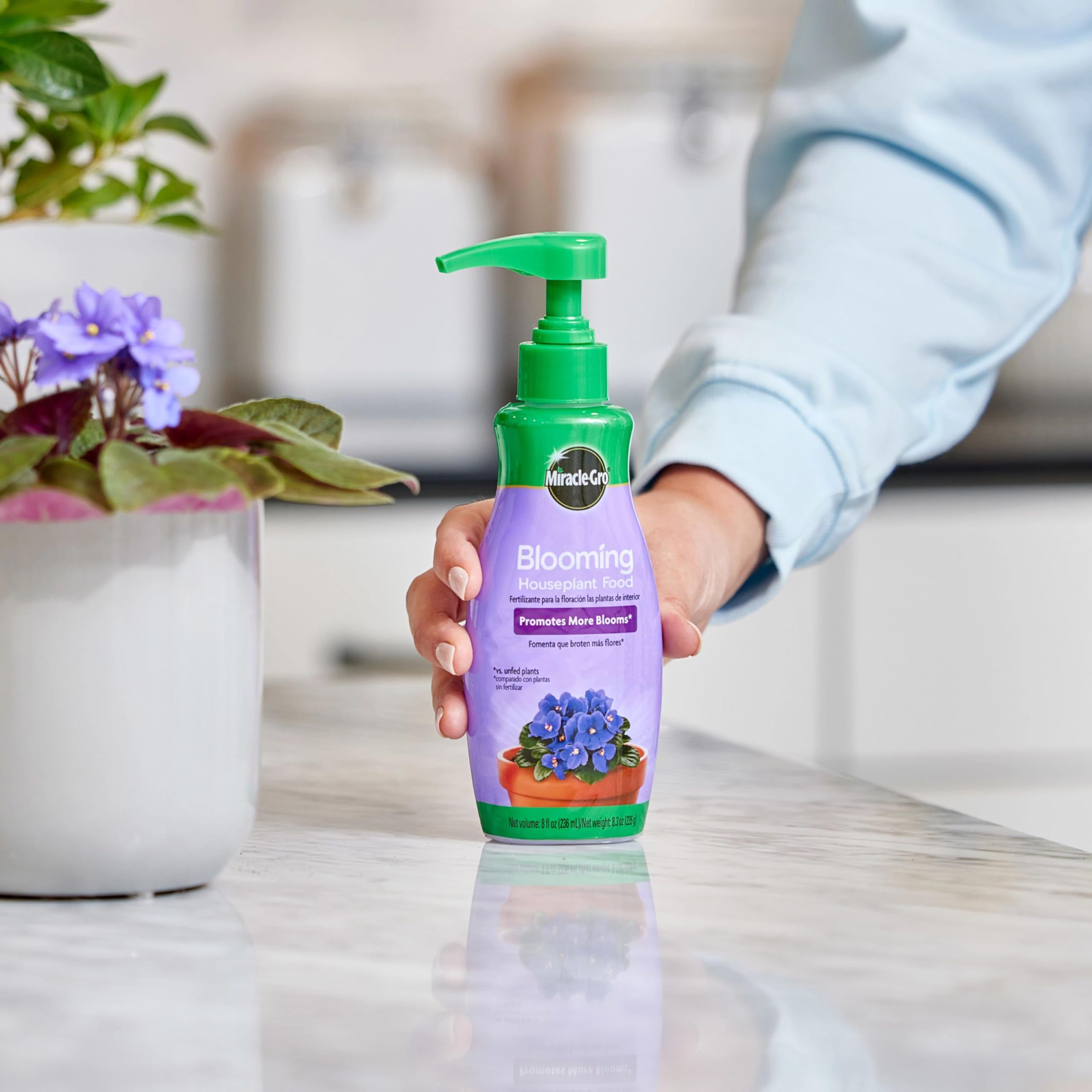 Miracle-Gro gota del líquido para ver la textura y rápida absorción