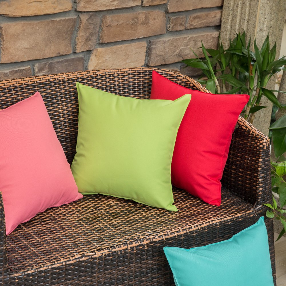 MIULEE funda colocada en sillón de jardín, demuestra protección contra salpicaduras