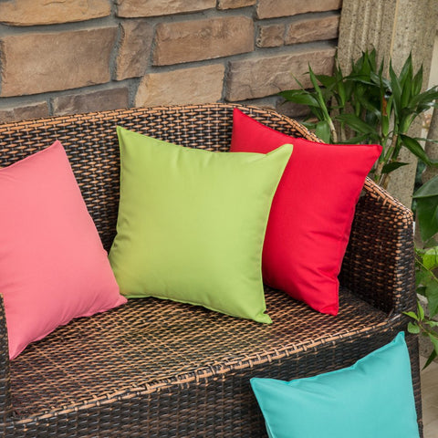 MIULEE funda colocada en sillón de jardín, demuestra protección contra salpicaduras