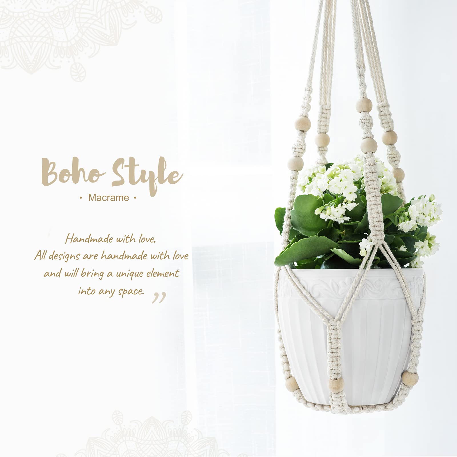 Mkono en balcón estilo boho creando ambiente acogedor y decorativo