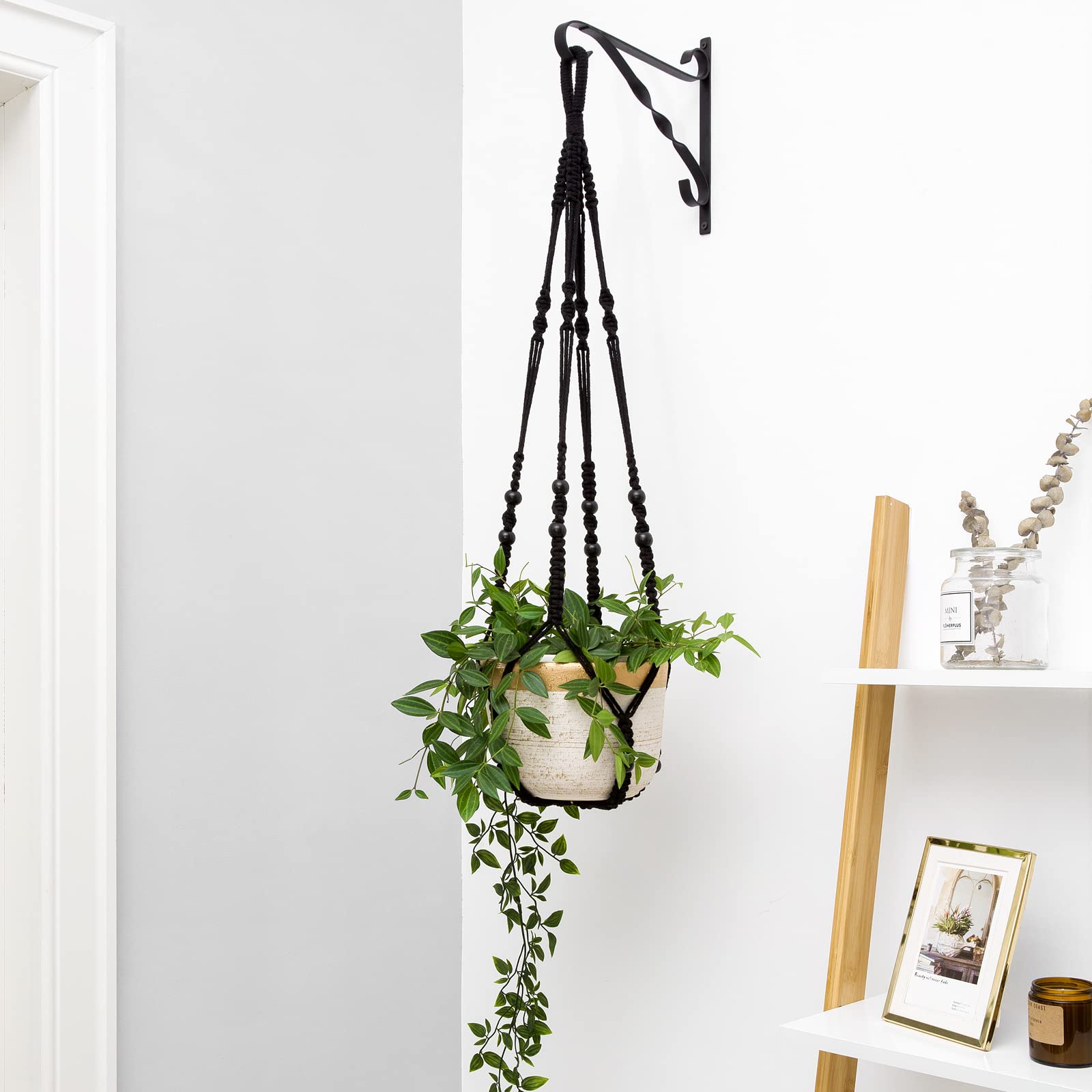 Mkono colgador con maceta en uso aportando verdor y estilo boho
