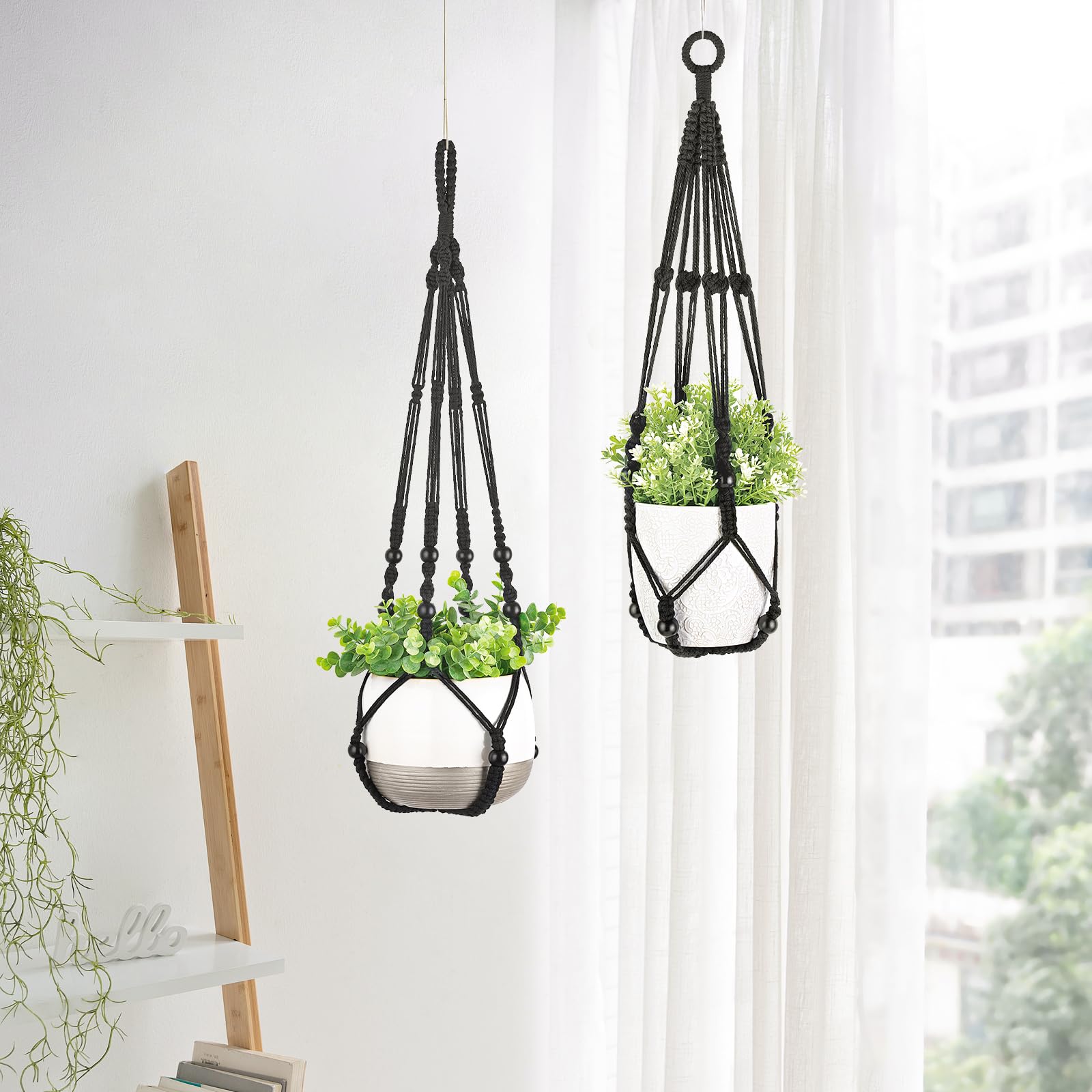 Mkono colgador en ventana con planta, maximiza luz y ahorro de espacio