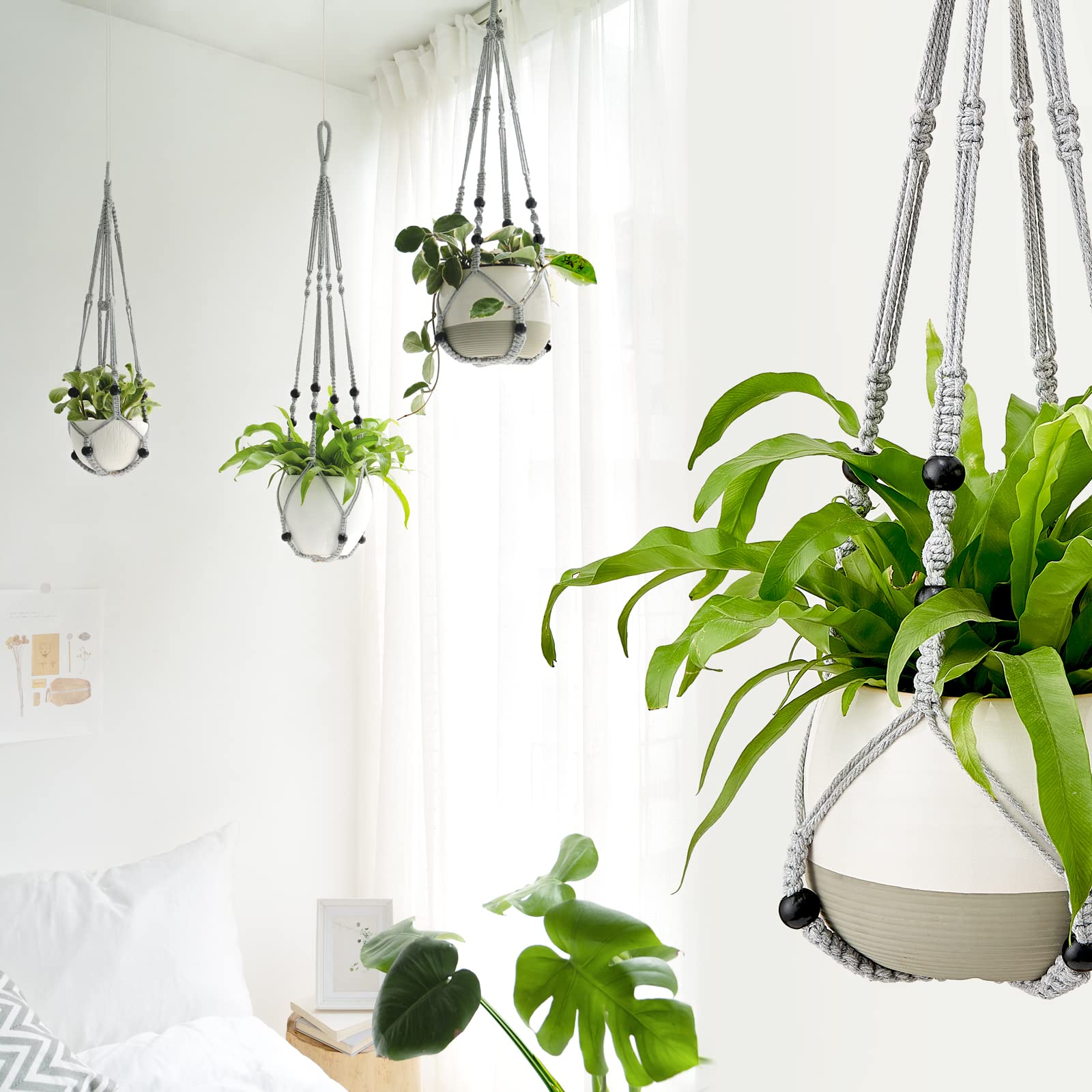 Mkono colgador con maceta en uso en salón aportando altura decorativa
