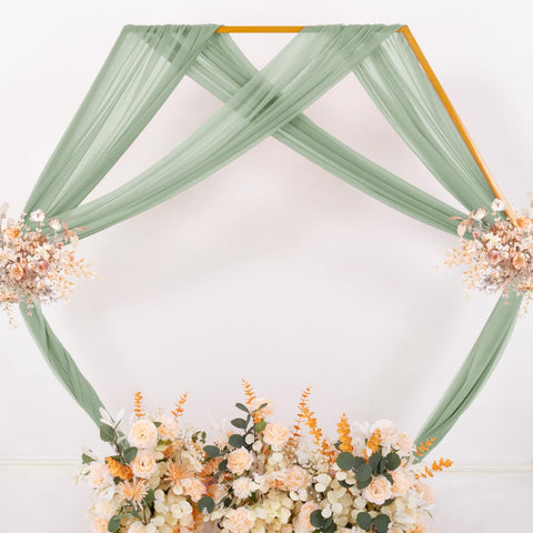 MLMC mesa decorada con gasa verde salvia aportando estilo delicado