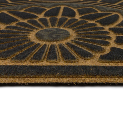 Mohawk Home felpudo 2'x3' junto a zapatilla para visualizar escala y tamaño