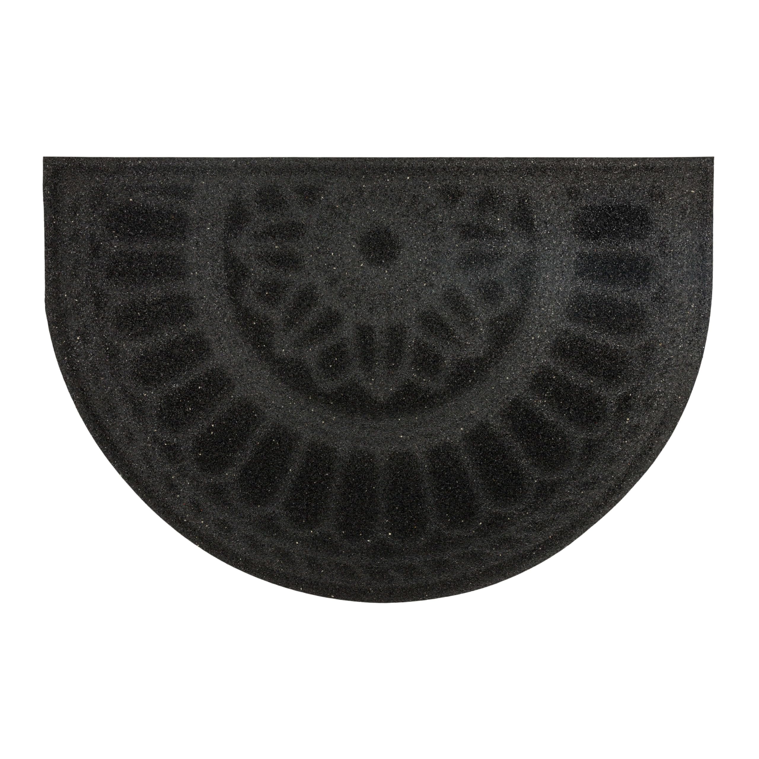 Mohawk Home felpudo junto a zapato para comparar tamaño y cobertura