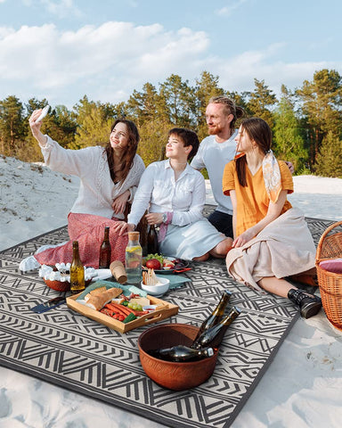 MontVoo alfombra en balcón estilo boho que mejora el ambiente exterior