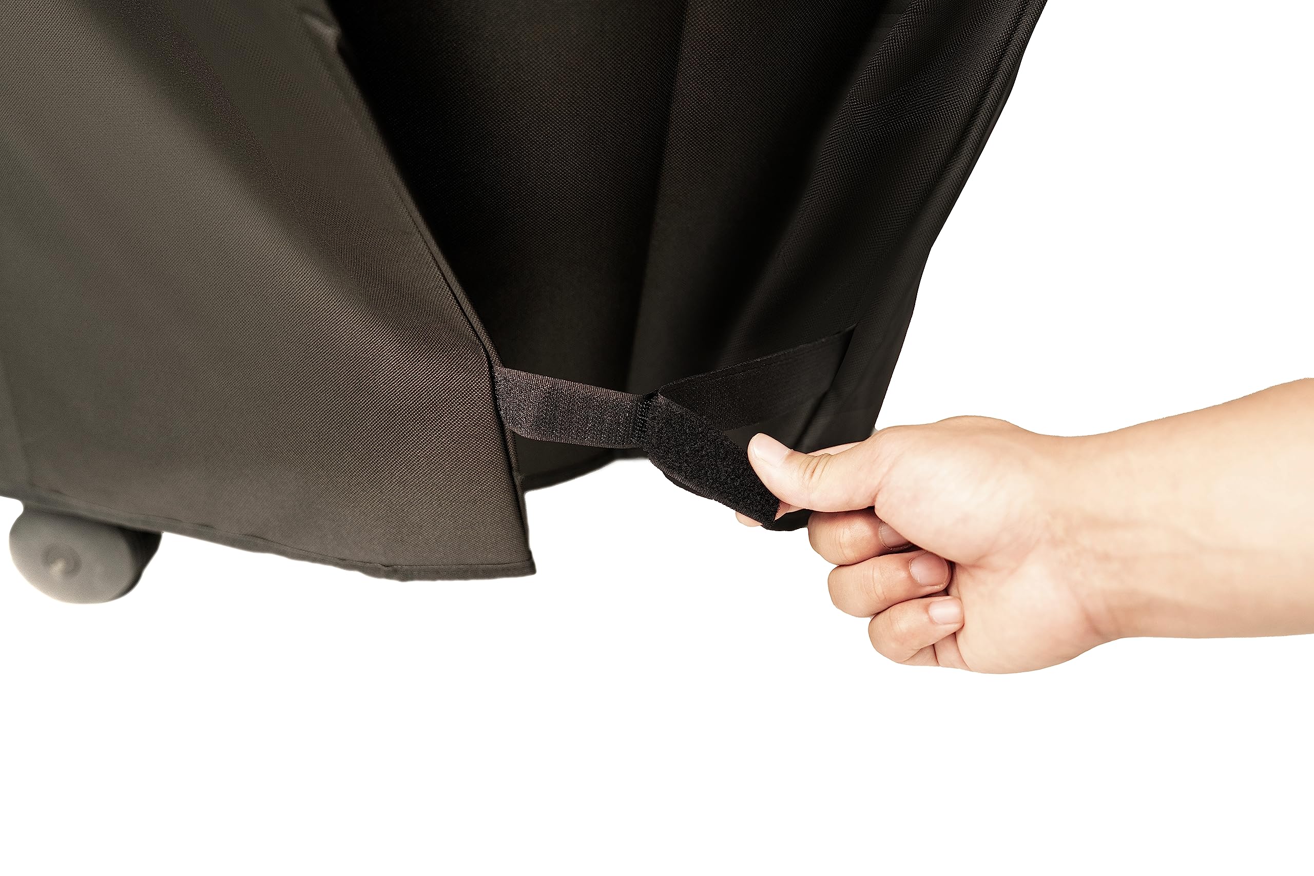 Monument Grills detalle de correas velcro asegurando la funda, fijación segura