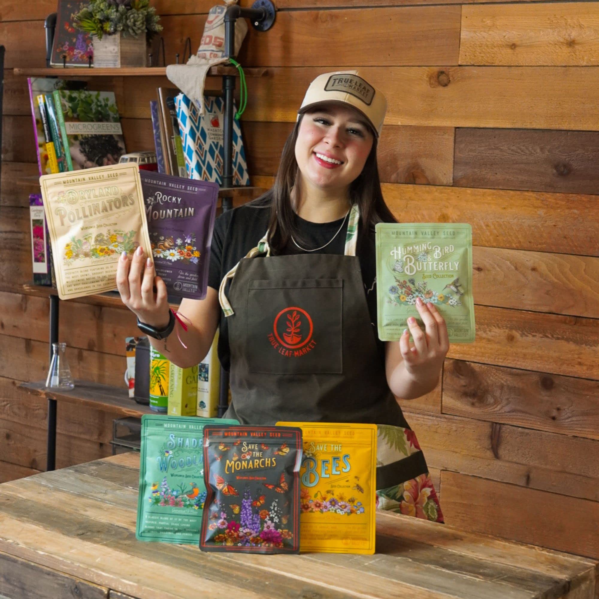 Mountain Valley Seed Company sembrando mezcla en jardín que favorece mariposas y abejas