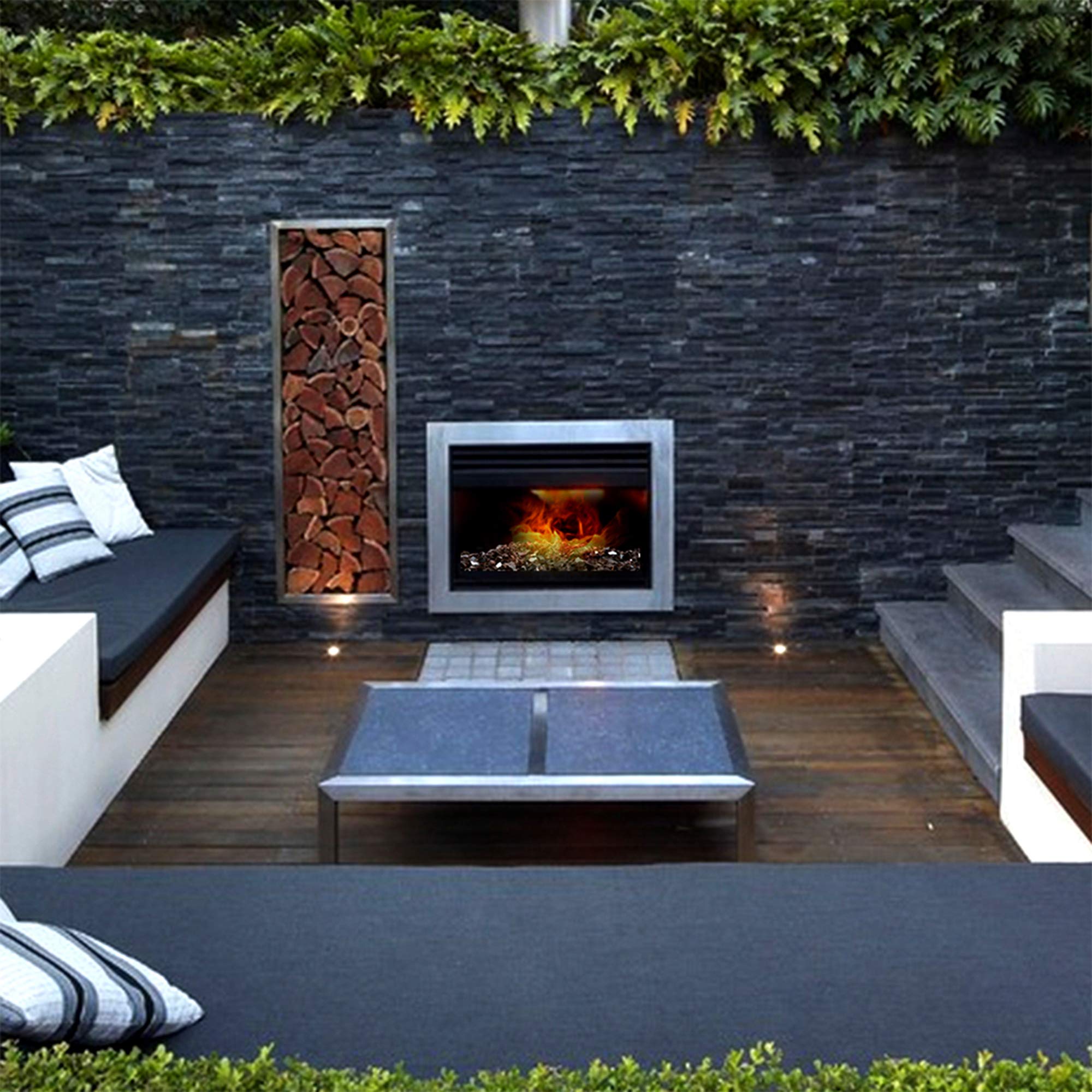 Mr. Fireglass junto a piscina mostrando brillo y resistencia exterior