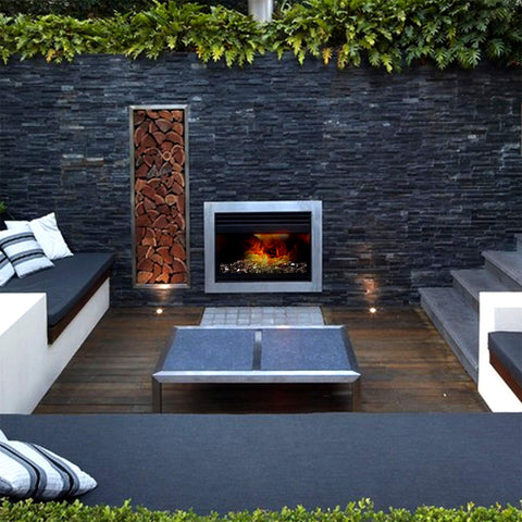 Mr. Fireglass junto a piscina mostrando brillo y resistencia exterior