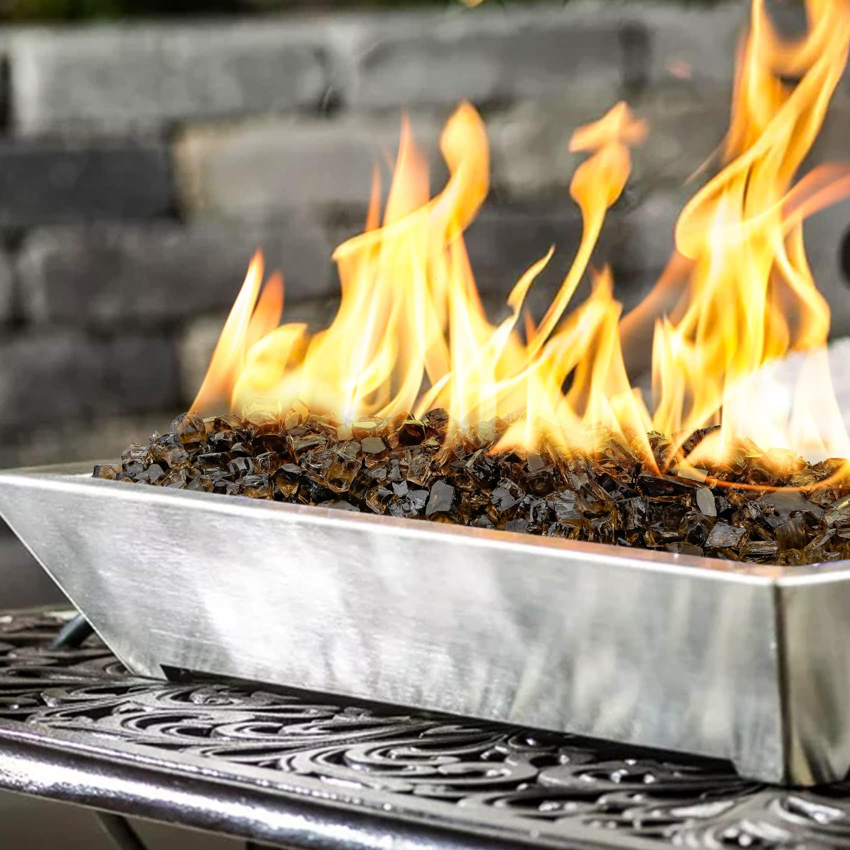 Mr. Fireglass uso en mesa de fuego que realza ambiente exterior