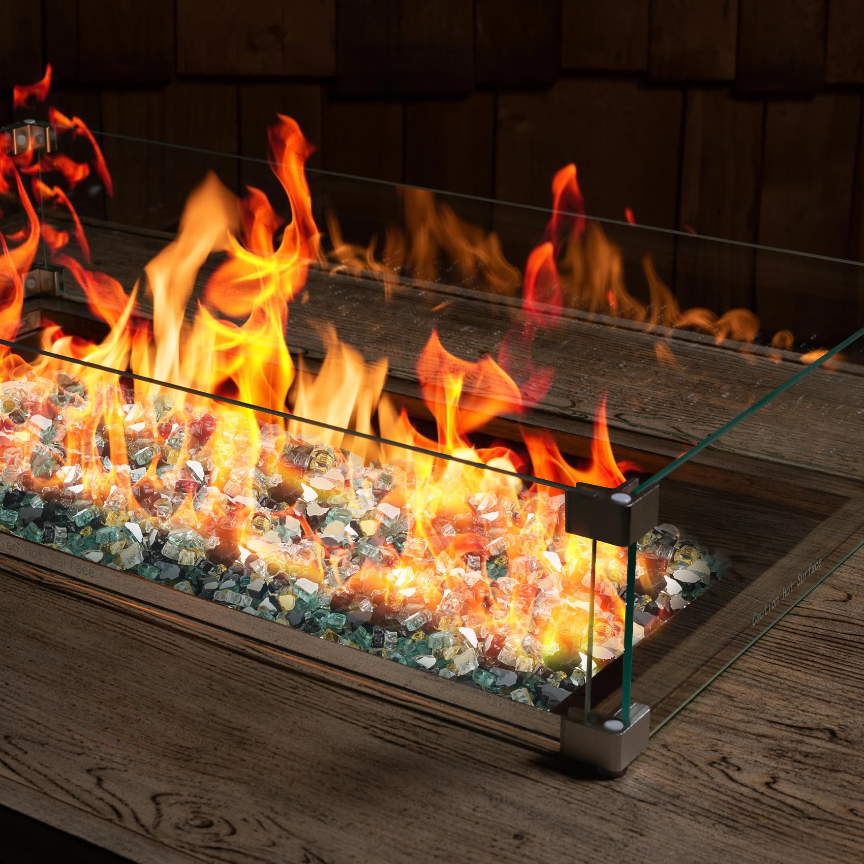 Mr. Fireglass en mesa de fuego encendida, aporta reflejos limpios