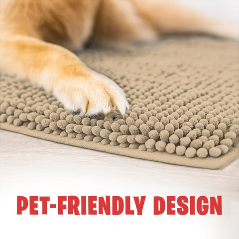 MUDGUARD MAT colocado en entrada con perro mostrando control de barro y humedad