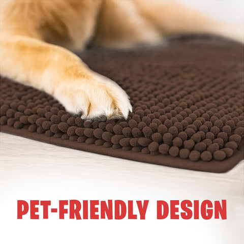 MUDGUARD MAT en uso con patas de perro absorbiendo barro eficientemente