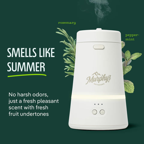 Murphy's Naturals en uso sobre mesa de patio protegiendo reunión al aire libre