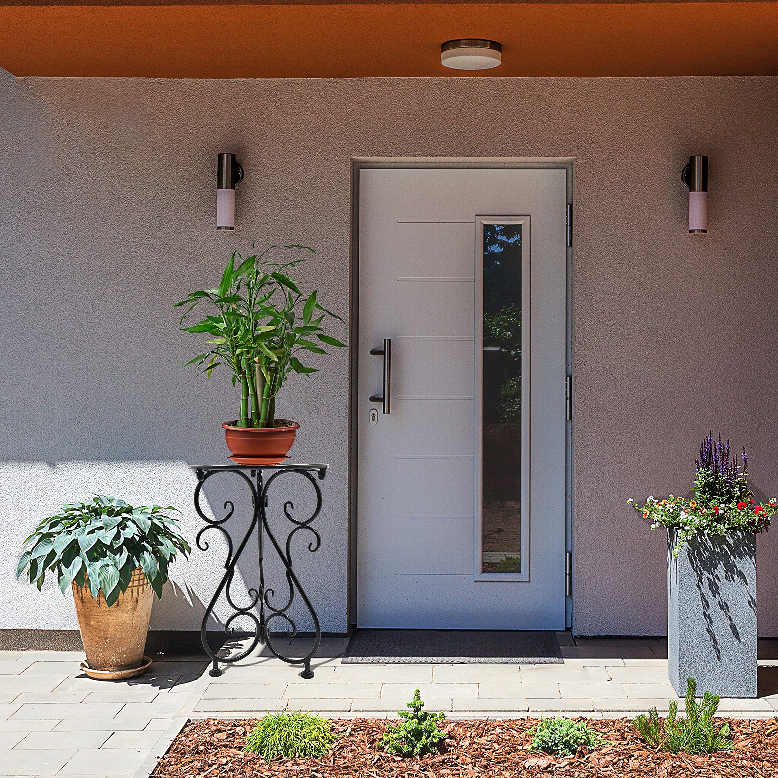 NAKUPE uso como mesita auxiliar con objetos decorativos y planta