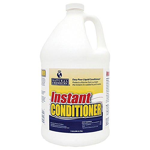 Natural Chemistry vertiendo el acondicionador en skimmer para prolongar la eficacia del cloro