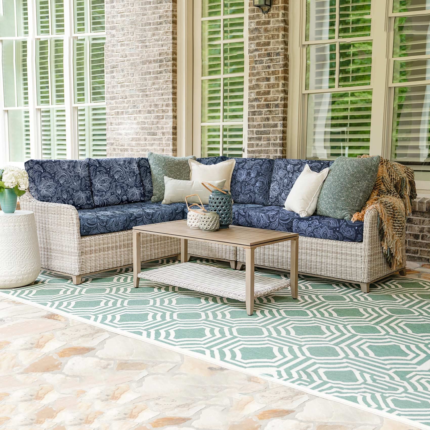 NettyPro ambiente de patio con cojines, estética y protección