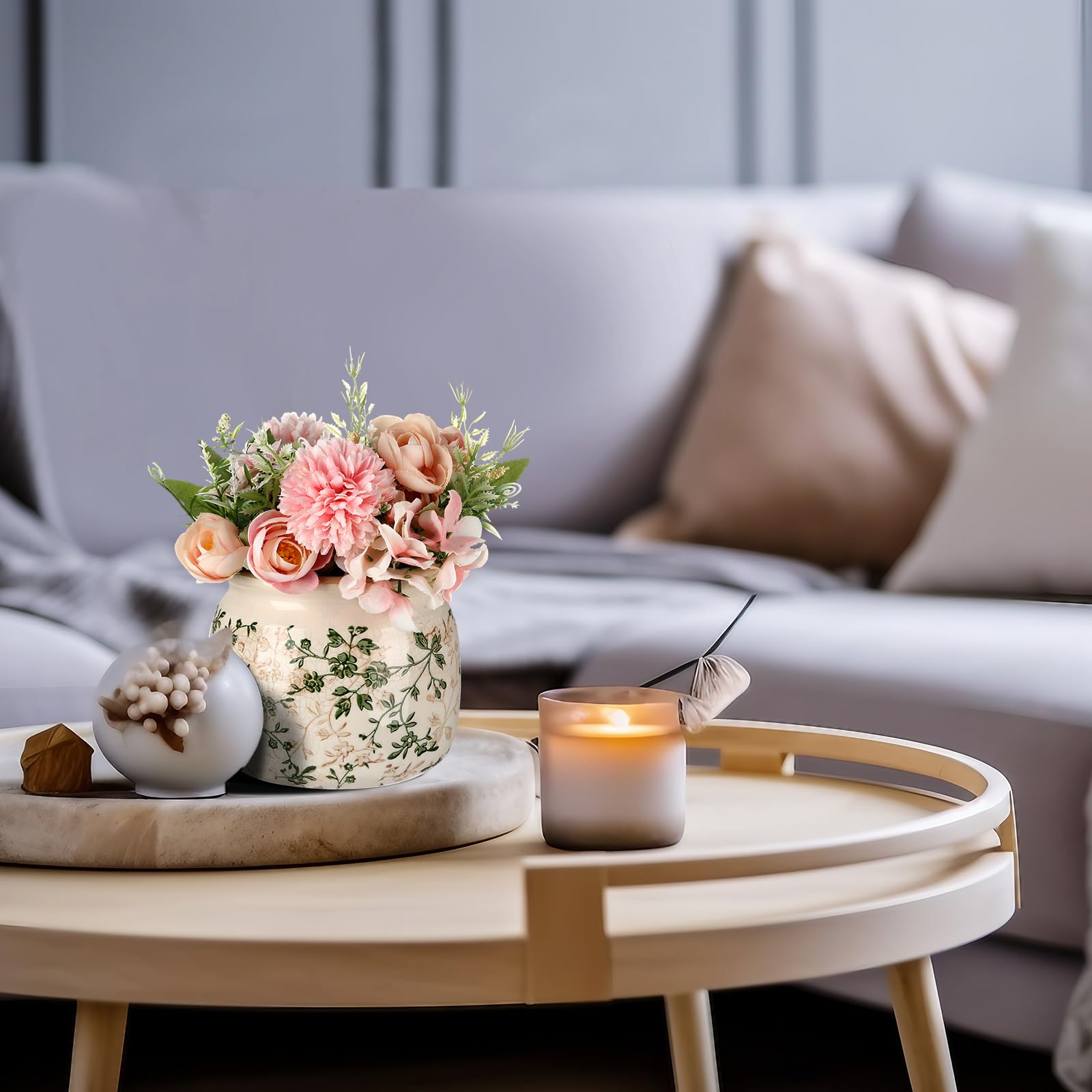 Ninehaoou maceta colocada en mesa de centro como centro decorativo