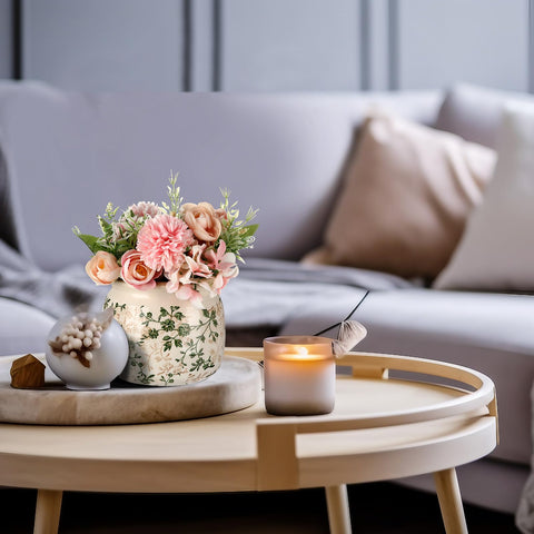 Ninehaoou maceta colocada en mesa de centro como centro decorativo