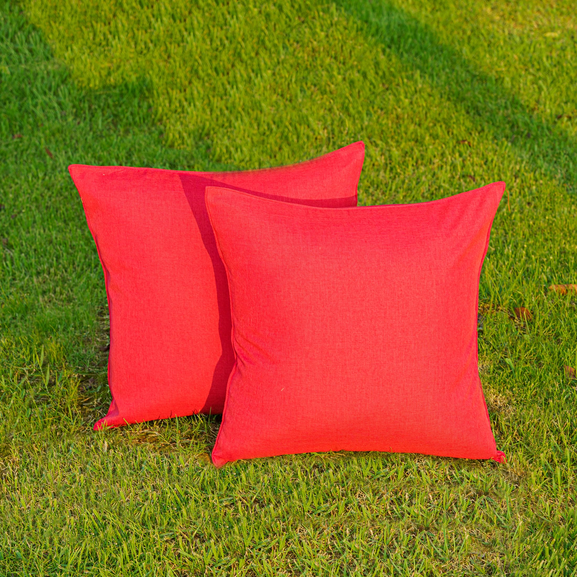 NiNi ALL cojines rojos en jardín realzando decoración y ambiente festivo
