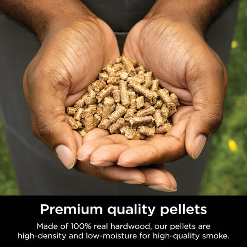 Ninja primer plano de pellets madera real que muestra textura densa y baja humedad
