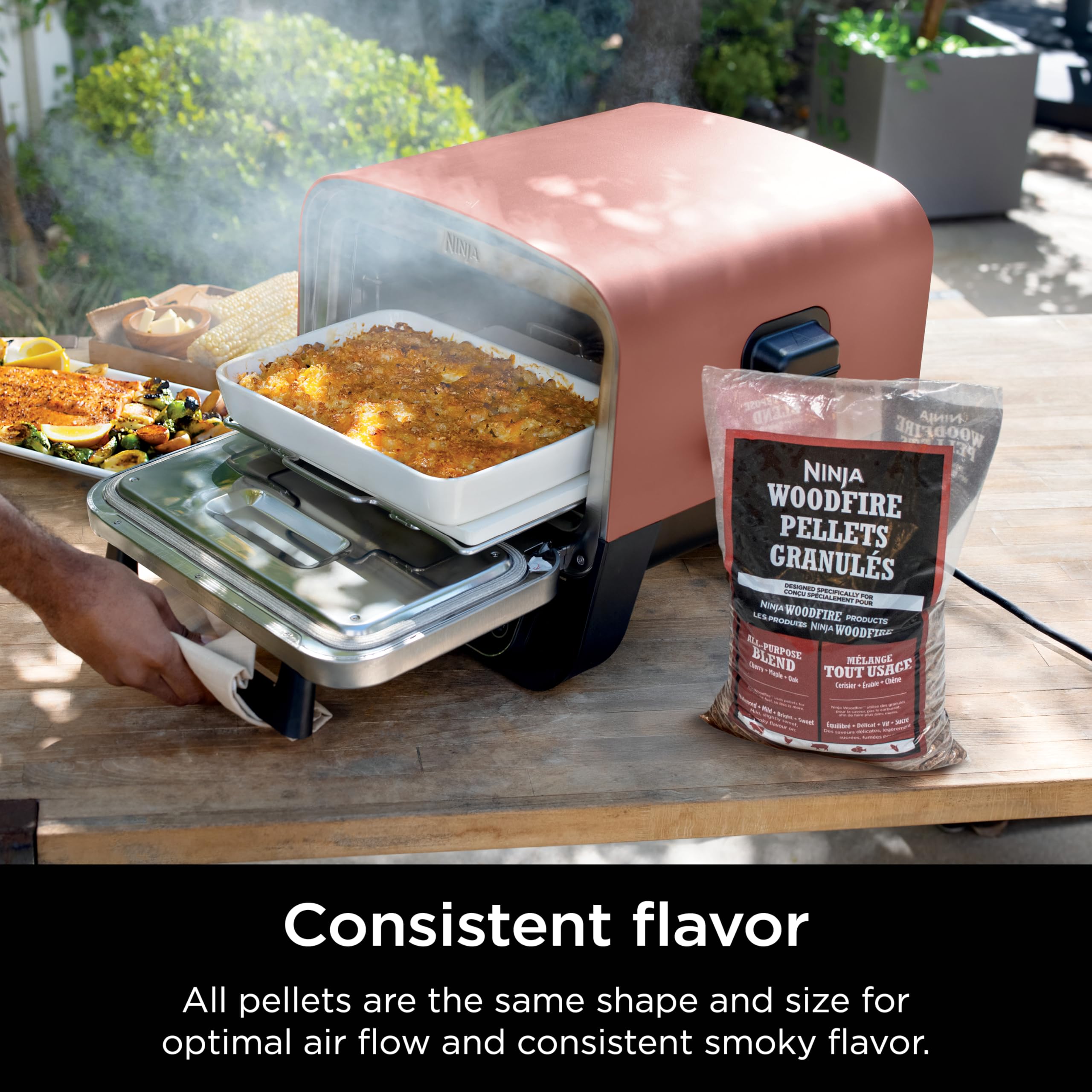 Ninja pellets generando humo en horno Woodfire, ofrece aroma consistente